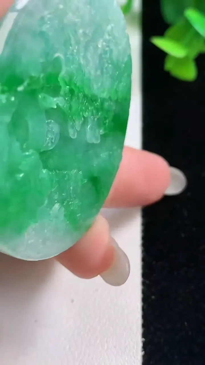 天然A货翡翠山水牌吊坠，尺寸50-11.6，重量:57.39g
10月27日