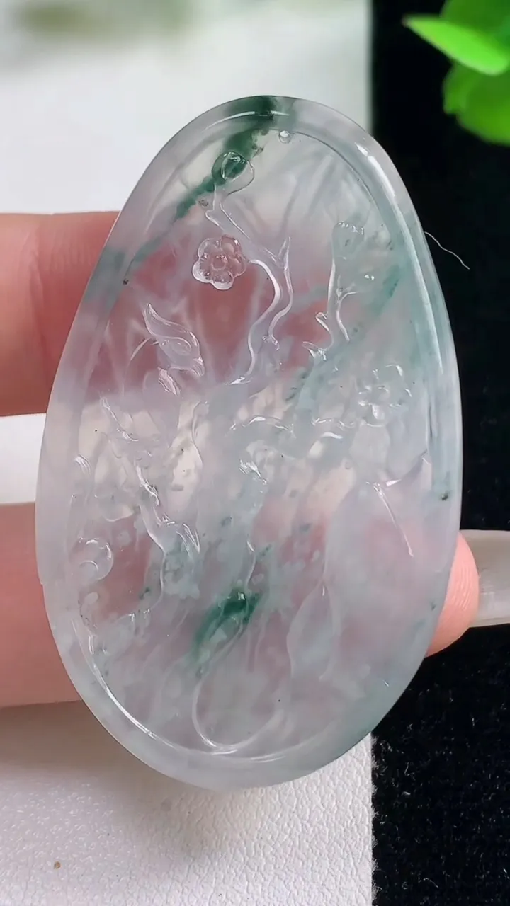 天然A货翡翠种飘花鸟语花香吊坠，尺寸49.2-30.6-4，重量:12.86g
10月27日