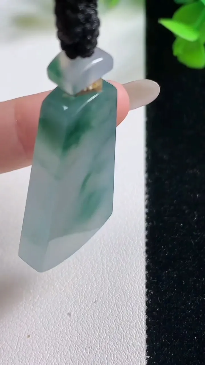 天然A货翡翠冰种飘花仿古无事牌吊坠，尺寸37.5-21.3-6.2，重量:16.05g
10月27日