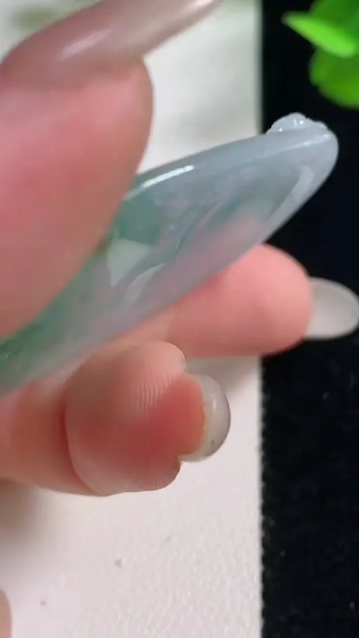 天然A货翡翠千手观音吊坠，尺寸50.3-34.8-4.8，重量:15.90g
10月27日