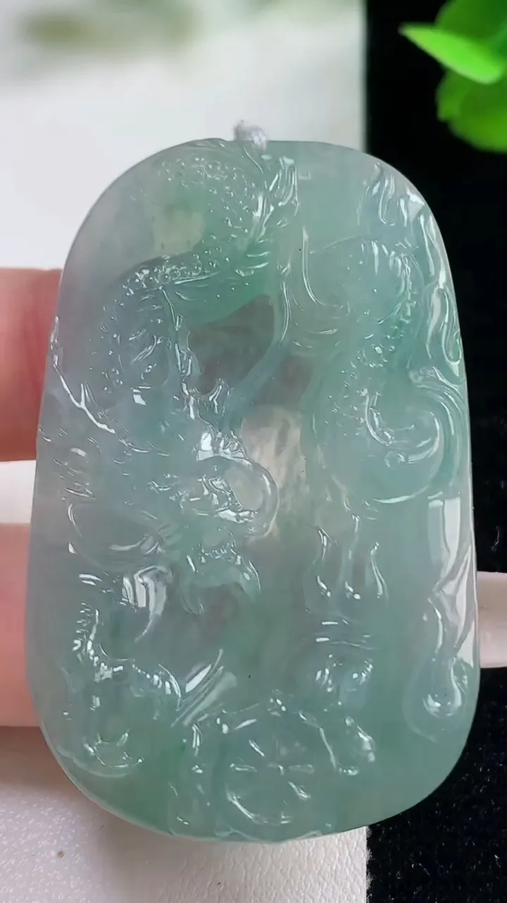 天然A货翡翠龙牌吊坠，尺寸52.3-33-5.8，重量:23.05g
10月27日
