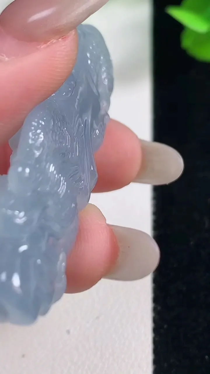 天然A货翡翠紫罗兰降魔杵吊坠，尺寸56.6-16.3-11.8，重量:19.00g
10月27日