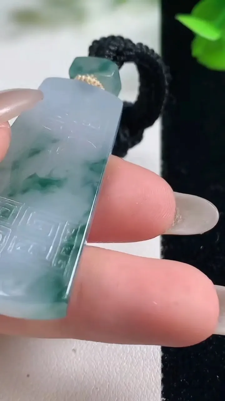 天然A货翡翠冰种飘花仿古无事牌吊坠，尺寸43.2-21.5-5.6，重量:18.55g
10月27日