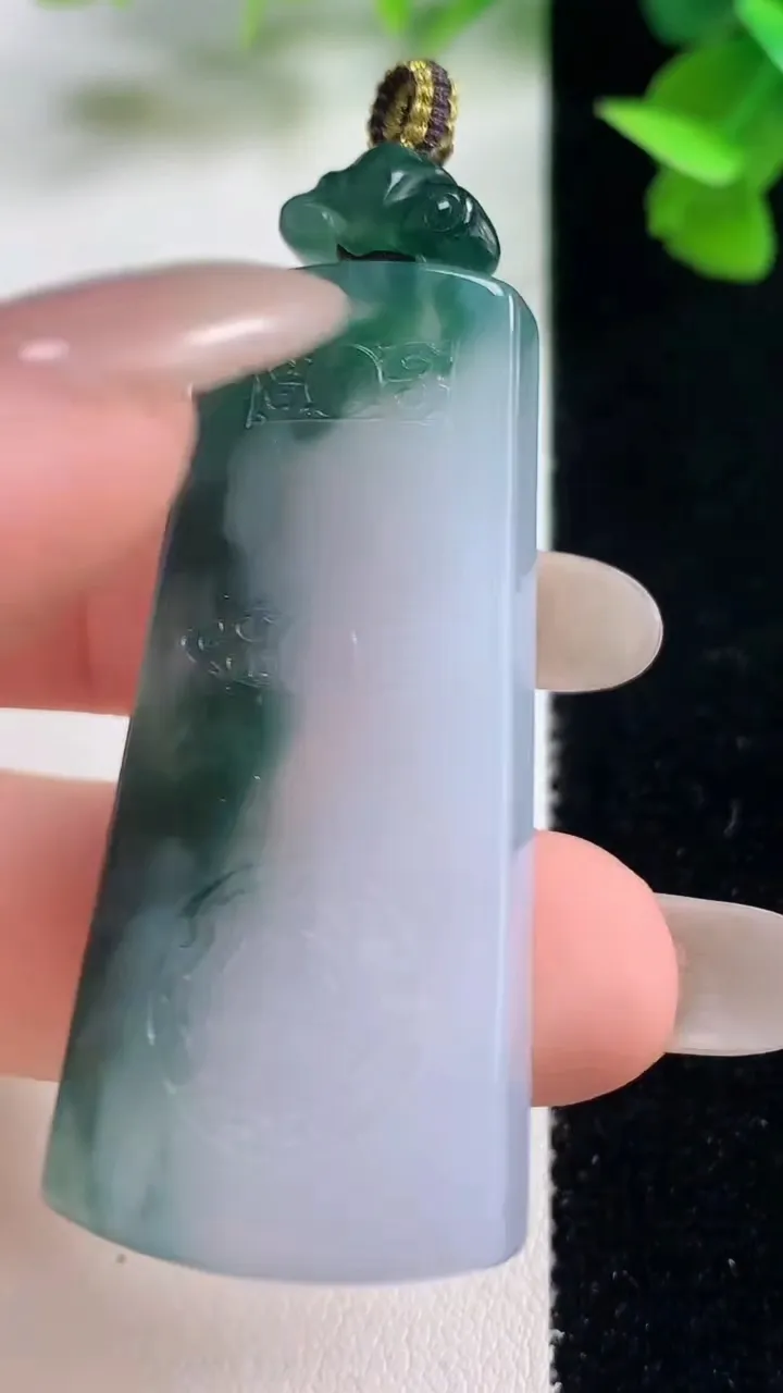天然A货翡翠冰种飘花仿古无事牌吊坠，尺寸48.8-22-5.5，重量:18.22g
10月27日