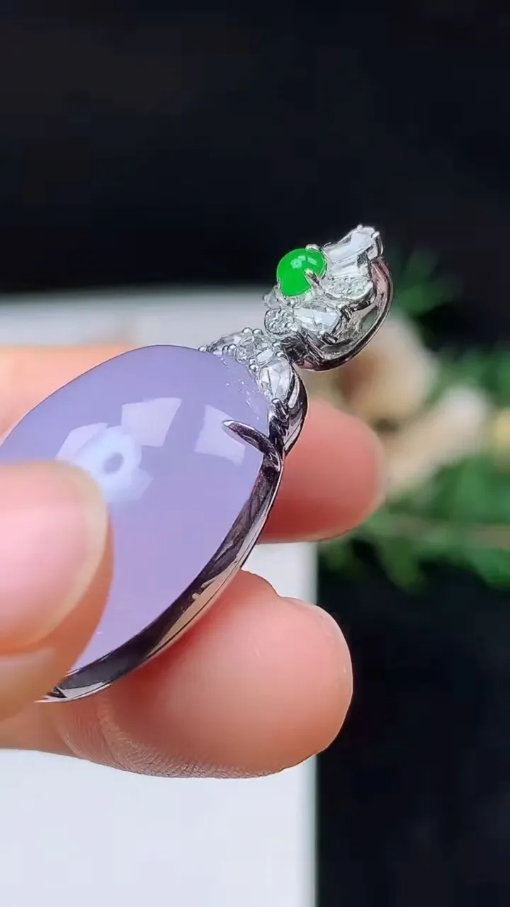天然A货翡翠紫罗兰蛋面吊坠，尺寸23.6-21-13.2，重量:13.77g
10月27日