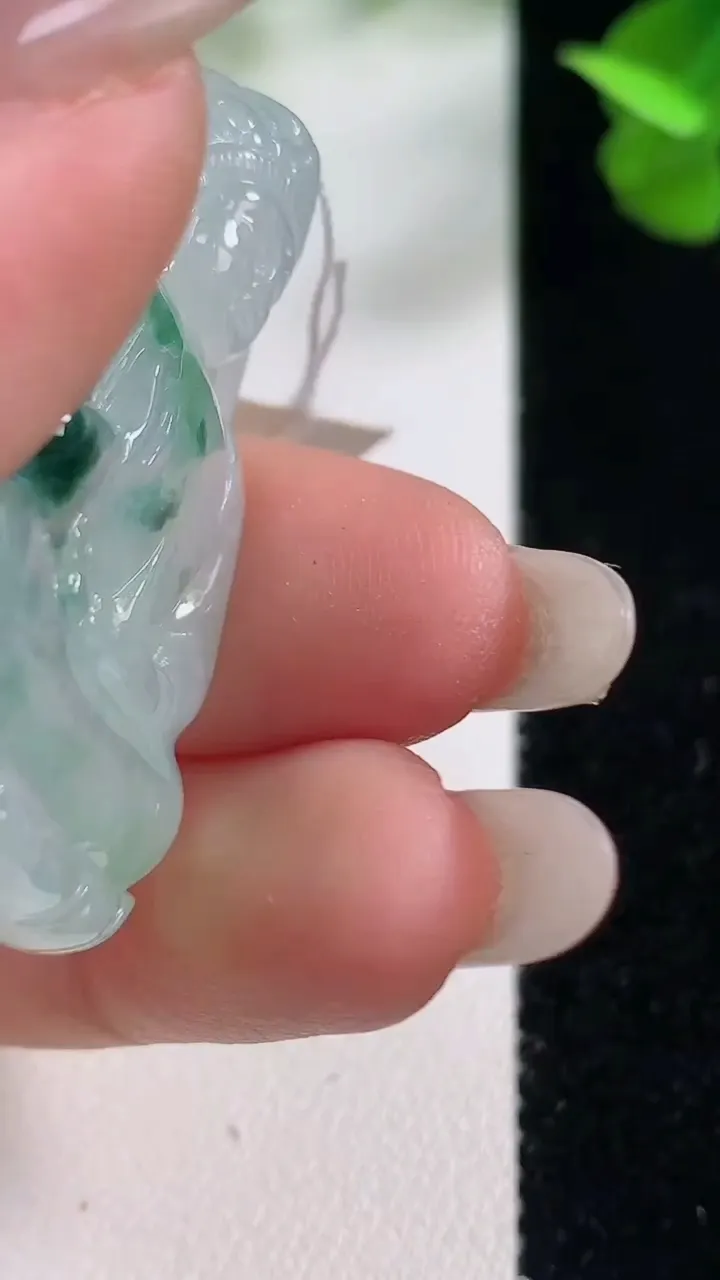 天然A货翡翠观音菩萨吊坠，尺寸40.3-27.6-5.5，重量:12.13g
10月27日