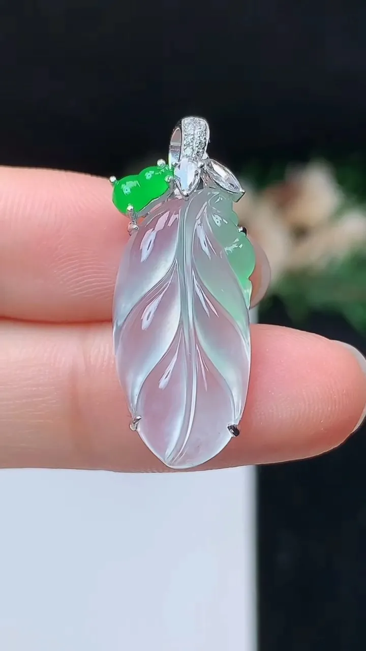 天然A货翡翠金枝玉叶 叶子吊坠，尺寸23.4-11.6-5.5，重量:3.59g
10月27日