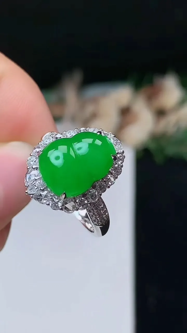 天然A货翡翠葫芦戒指，尺寸17.3-12-9.6，重量:5.74g2025年10月27日
工厂直销收藏佳品,种好水足，色泽均匀，有种有色，上手高大气！