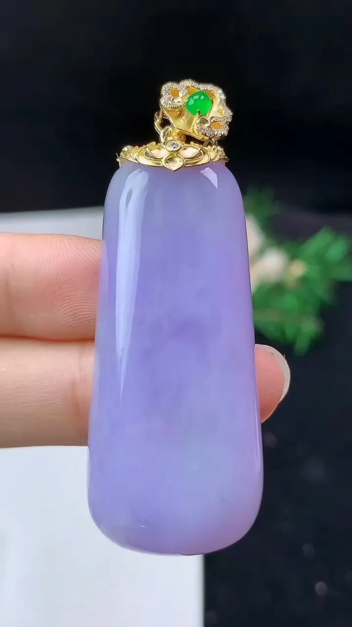 天然A货翡翠k金紫罗兰无事牌吊坠，尺寸47.8-20.5-7.8，重量:19.84g
10月27日