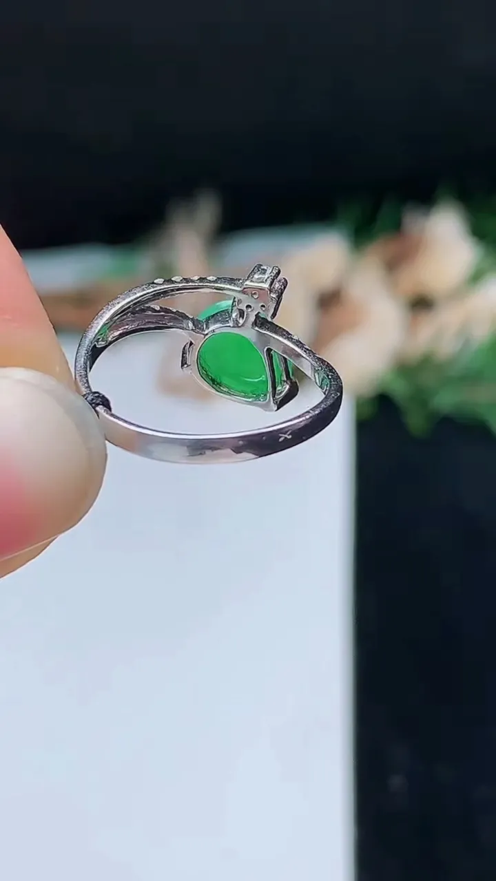 天然A货翡翠水滴戒指，尺寸15.7-7.3-6.8，重量:2.55g2025年10月27日
工厂直销收藏佳品,种好水足，色泽均匀，有种有色，上手高大气！