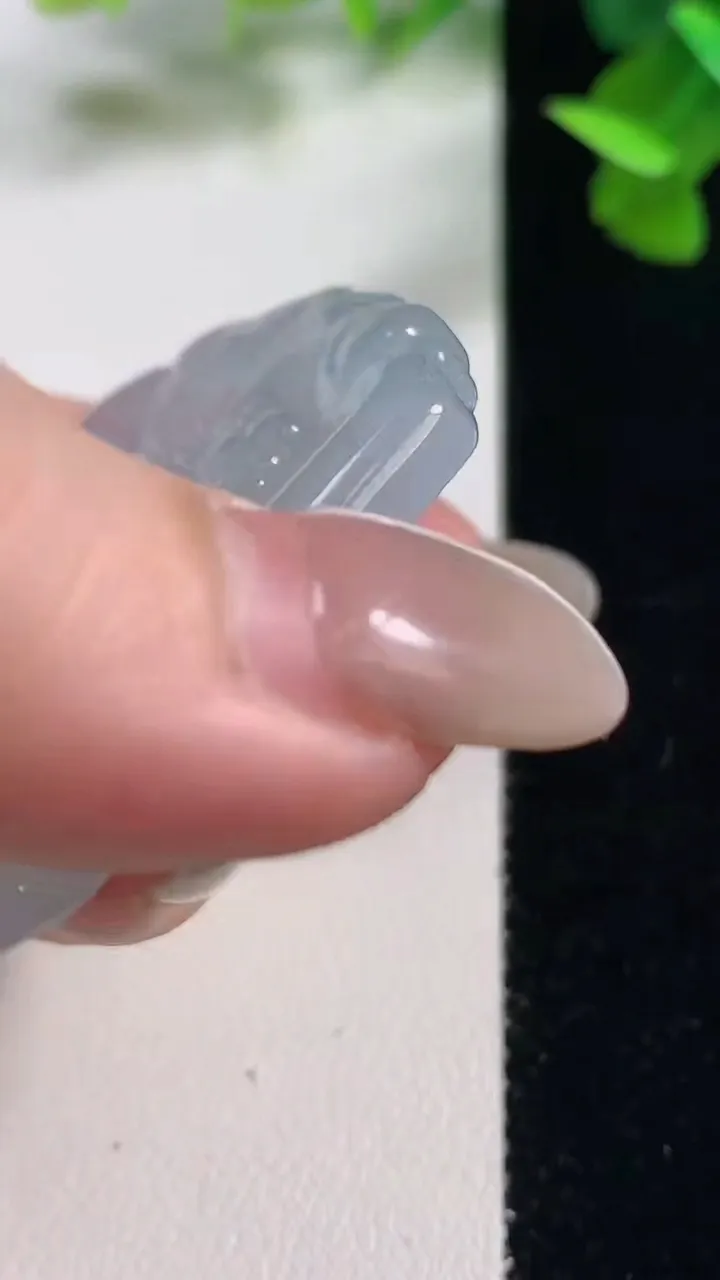 天然A货翡翠生肖猪吊坠，尺寸51.2-44.6-5.3，重量:27.41g
10月27日
