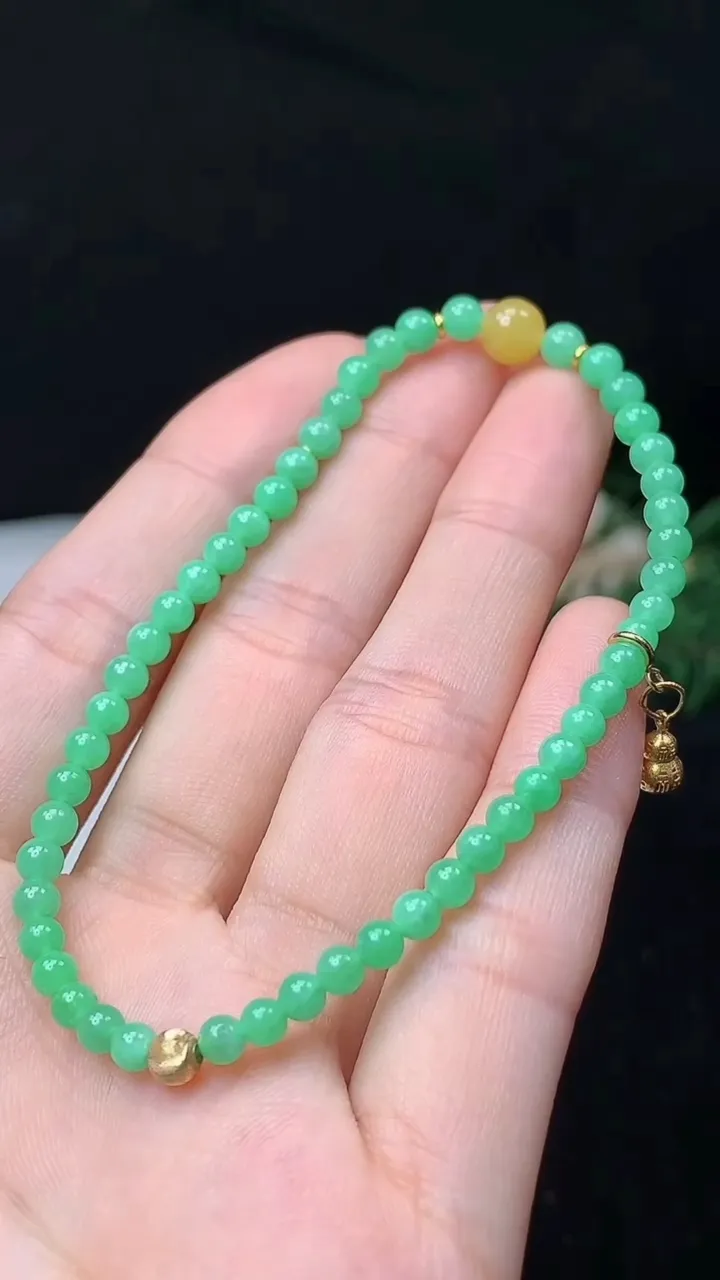 天然A货翡翠小米珠手串，尺寸4-51颗，重量:5.00g10月27日
工厂直销收藏佳品,种好水足，色