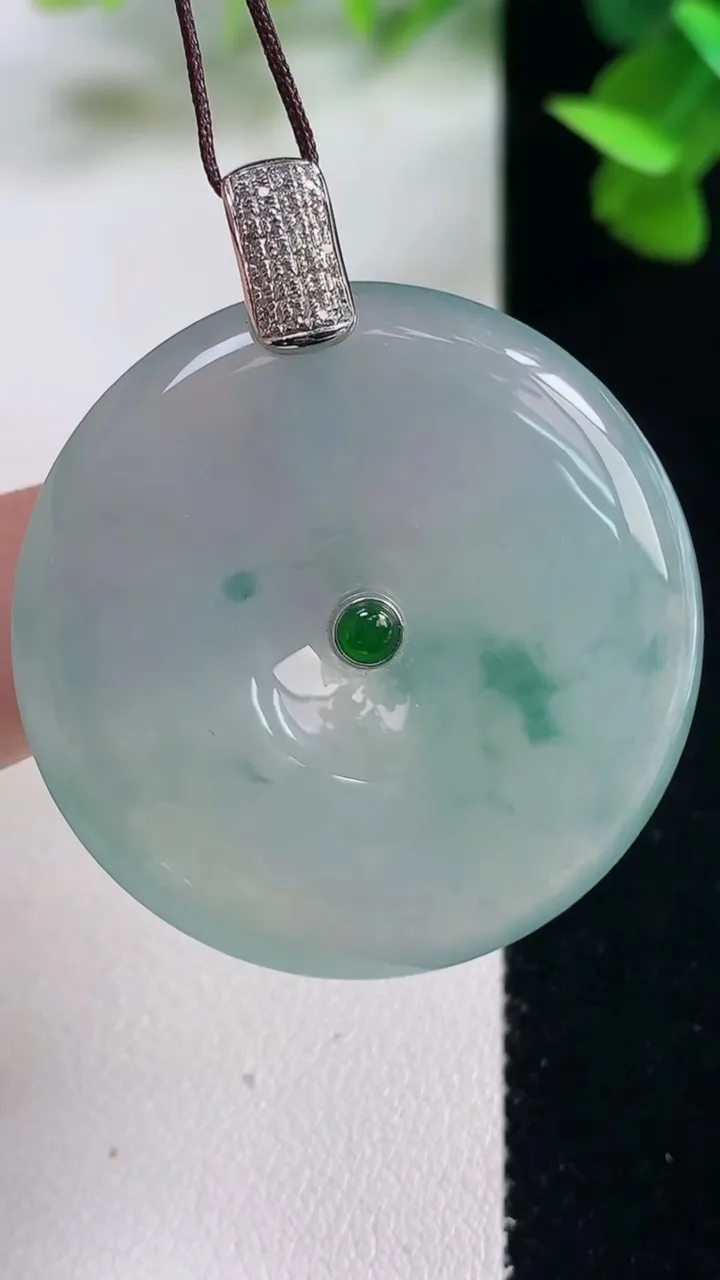 天然A货翡翠种飘花平安扣吊坠，尺寸35.4-5.8，重量:17.10g
10月27日