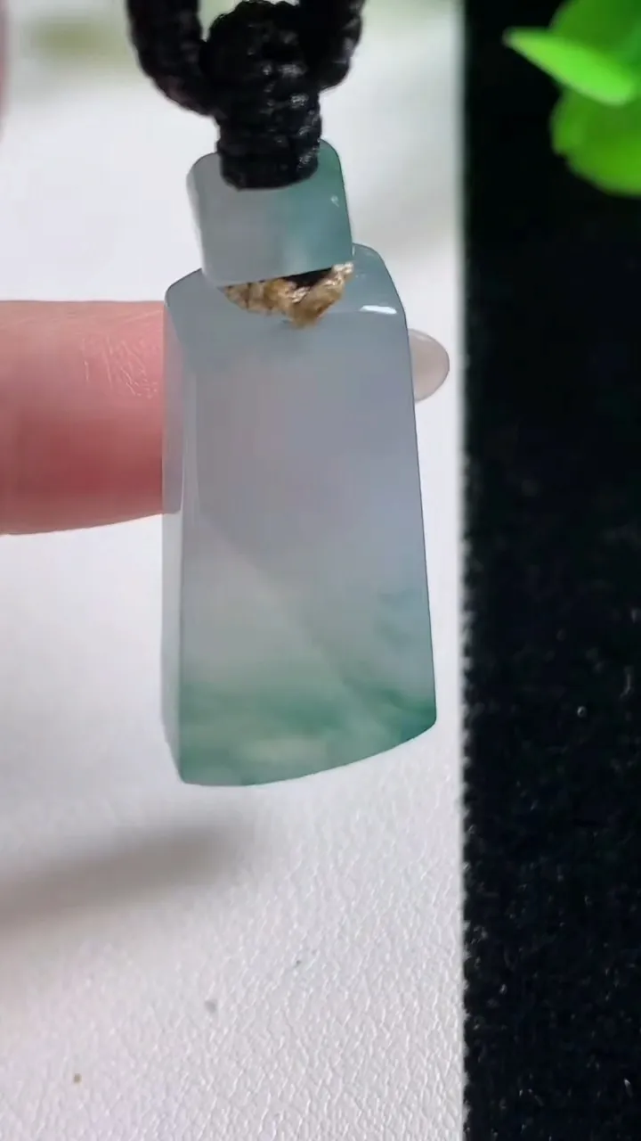 天然A货翡翠冰种飘花仿古无事牌吊坠，尺寸39.6-16.4-5.6，重量:14.15g
10月27日
