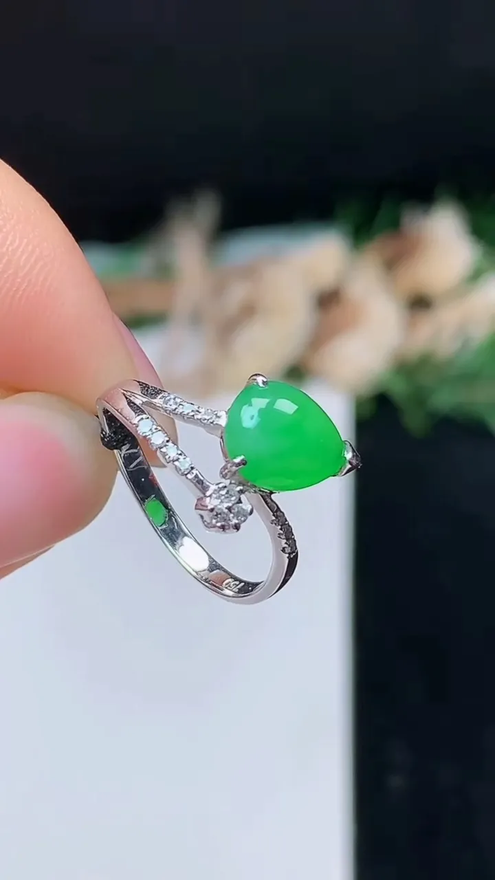 天然A货翡翠水滴戒指，尺寸15.7-7.3-6.8，重量:2.55g2025年10月27日
工厂直销收藏佳品,种好水足，色泽均匀，有种有色，上手高大气！