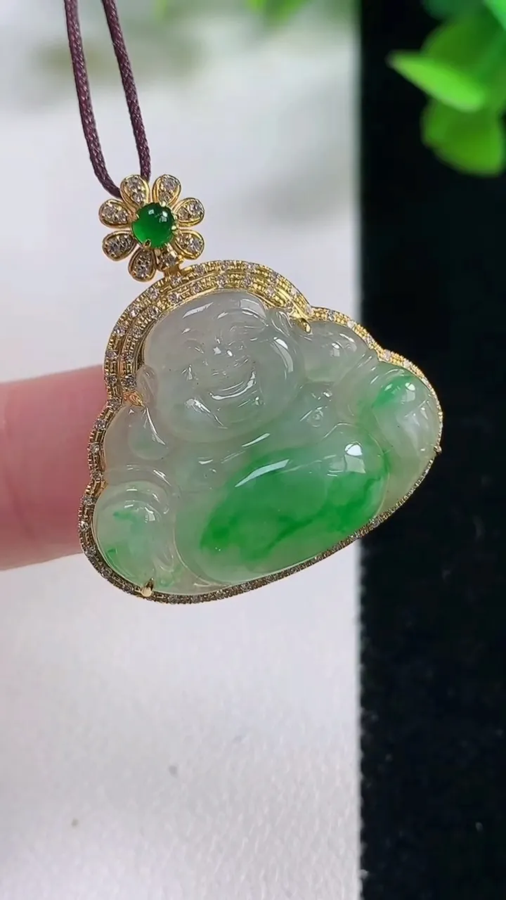天然A货翡翠佛公吊坠，尺寸29-25.8-7.2，裸石19-24重量:4.92g
10月27日
