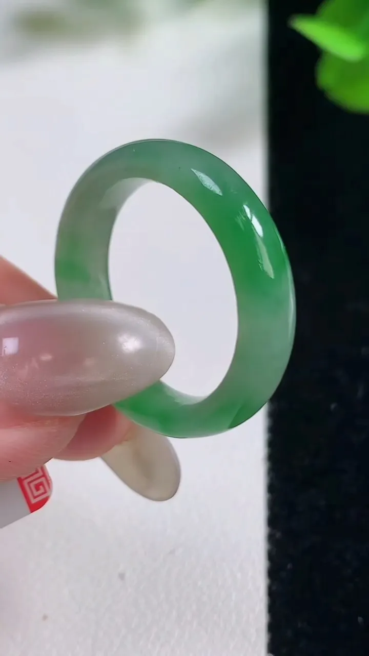 天然A货翡翠指环戒指，尺寸20-5-3.2，重量:4.12g2025年10月27日
工厂直销收藏佳品,种好水足，色泽均匀，有种有色，上手高大气！