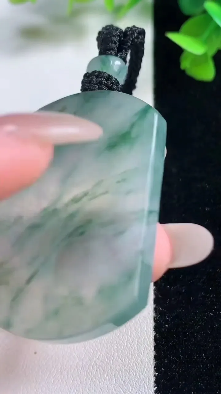 天然A货翡翠种飘花无事牌吊坠，尺寸47-34.8-4.5，重量:26.46g
10月27日