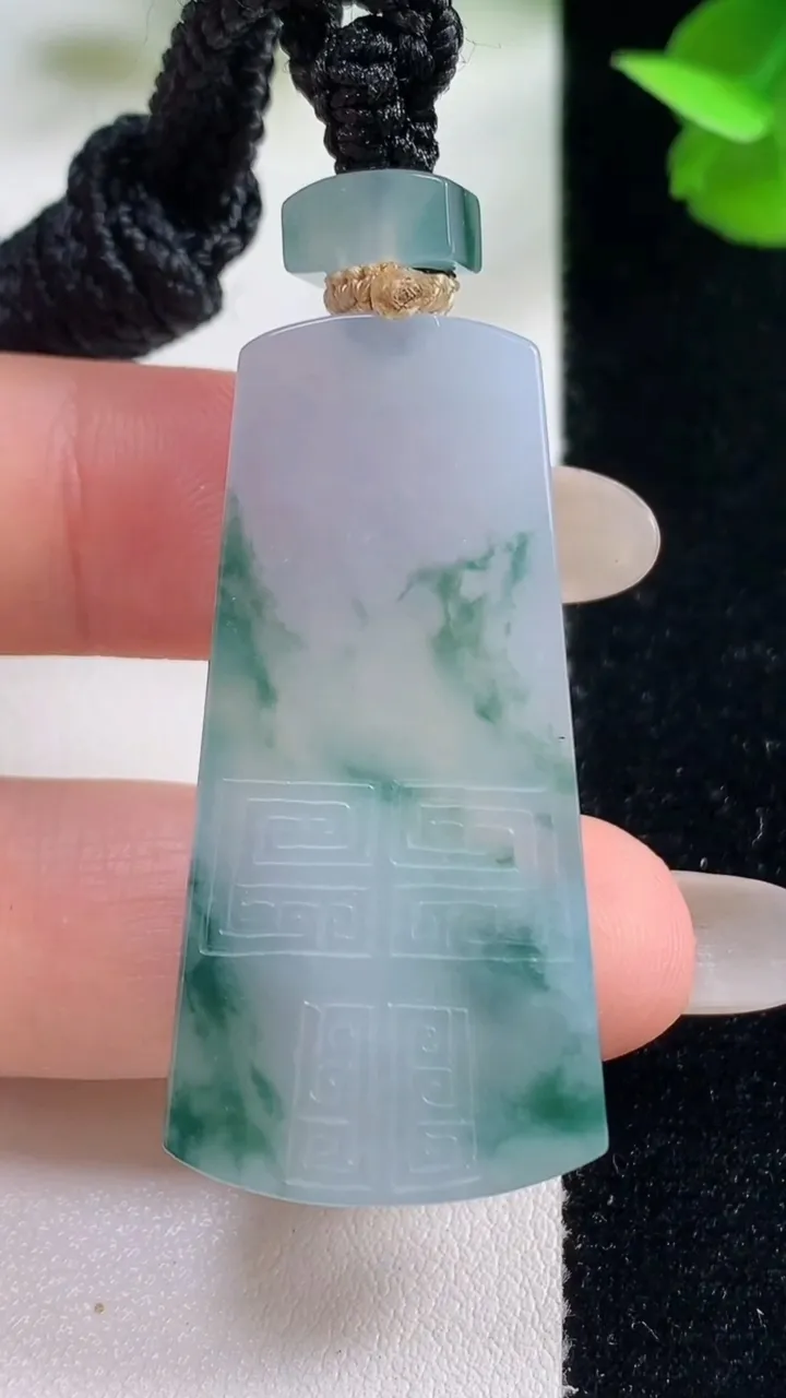 天然A货翡翠冰种飘花仿古无事牌吊坠，尺寸43.2-21.5-5.6，重量:18.55g
10月27日