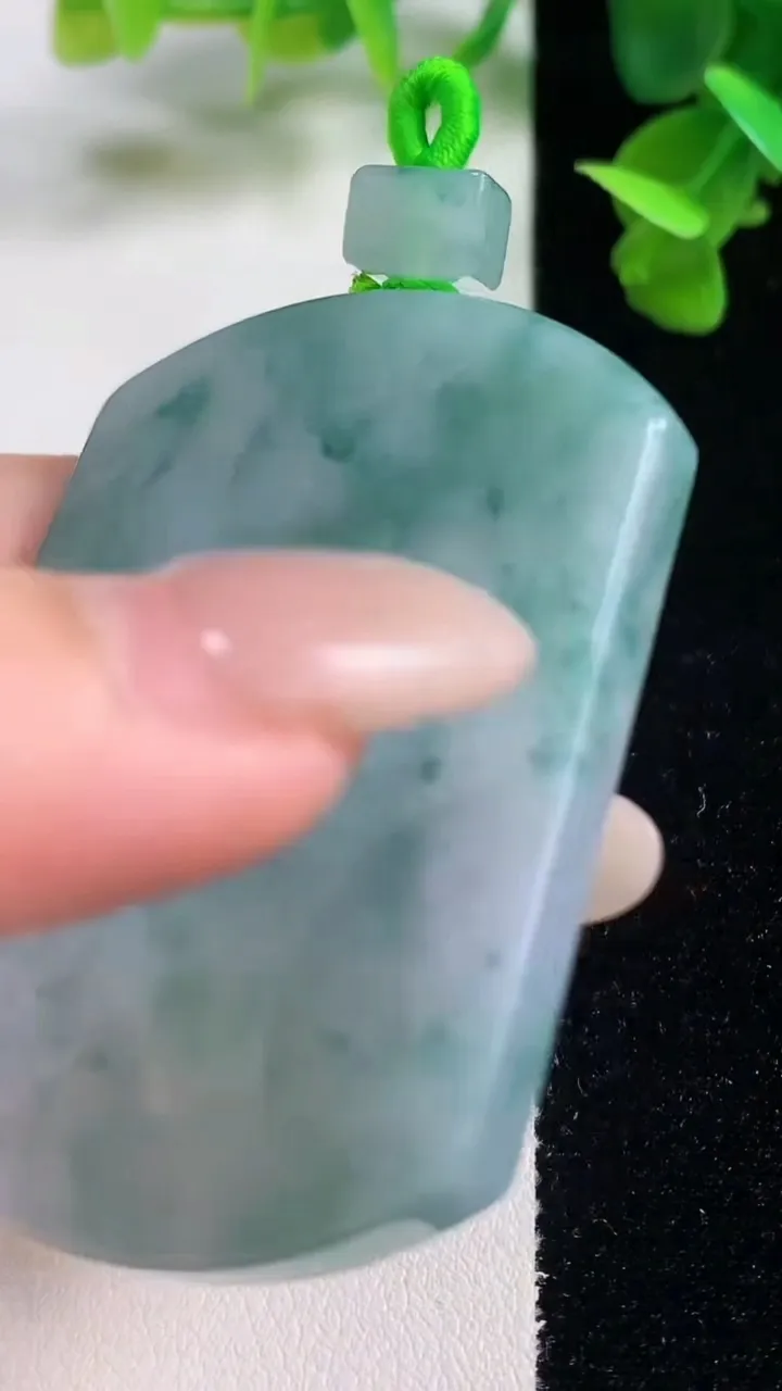 天然A货翡翠飘花无事牌吊坠，尺寸56-40.8-5.4，重量:39.36g
10月27日