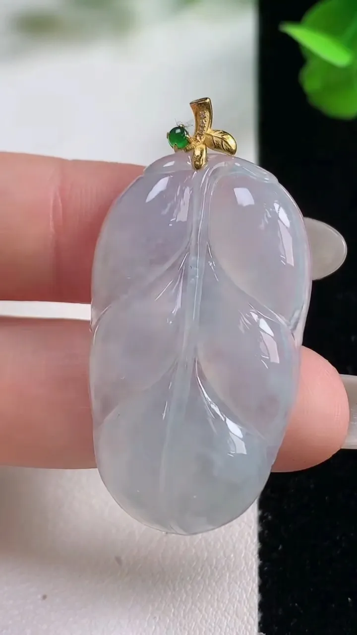 天然A货翡翠种白冰金枝玉叶 叶子吊坠，尺寸37.5-22-4.5，重量:7.71g
10月27日