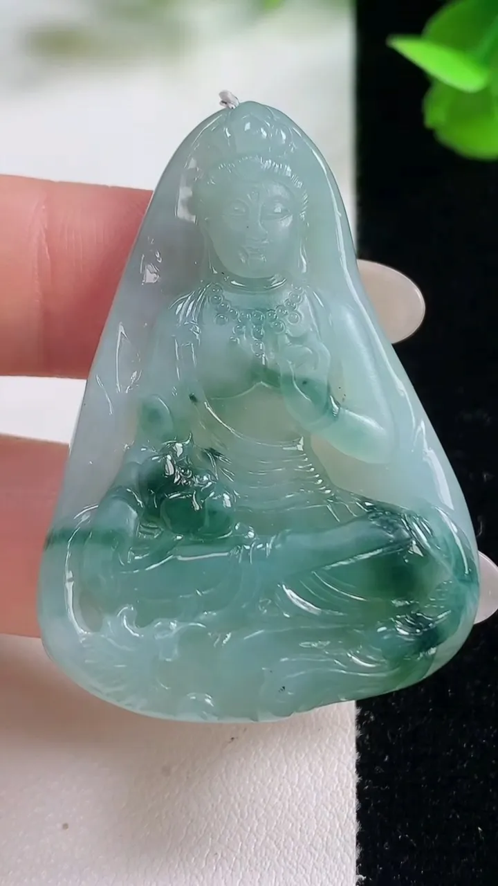 天然A货翡翠冰种飘花大势至菩萨吊坠，尺寸46.3-33.6-6，重量:16.89g
10月27日