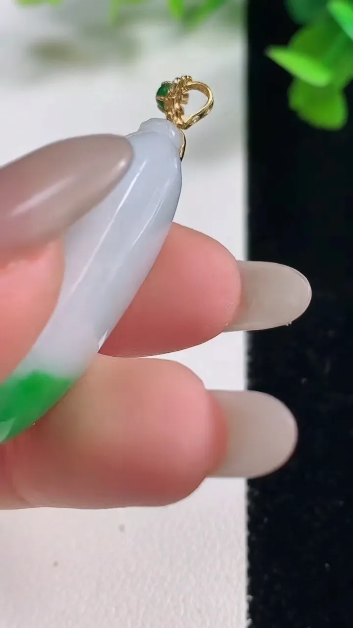 天然A货翡翠福瓜吊坠，尺寸35.7-14.8-9.9，重量:11.20g
10月27日