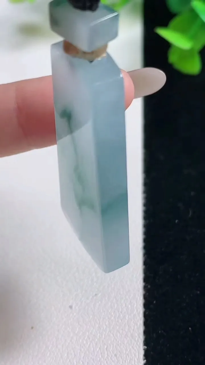 天然A货翡翠冰种飘花仿古无事牌吊坠，尺寸45-18.6-5.5，重量:17.39g
10月27日