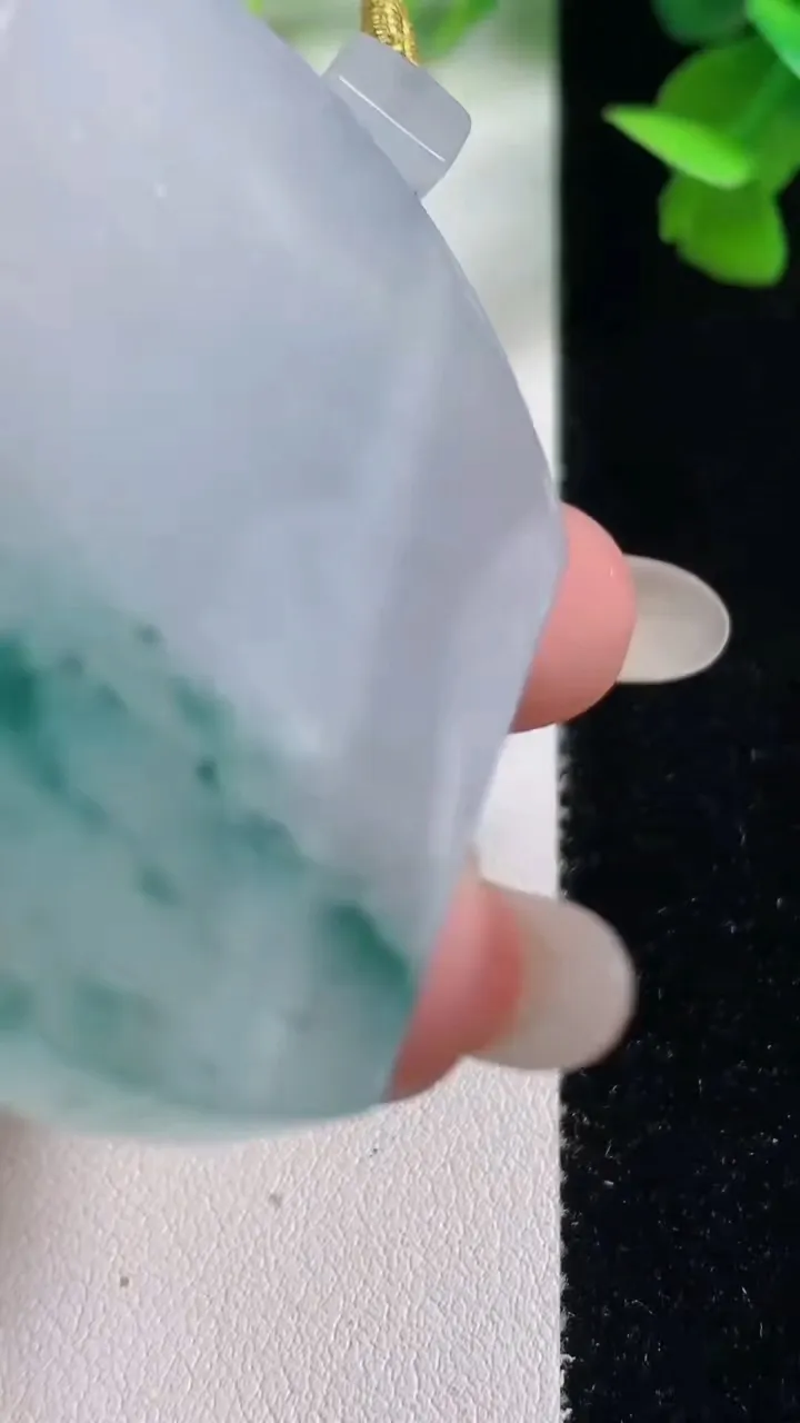 天然A货翡翠种飘花无事牌吊坠，尺寸51.3-38.3-5.9，重量:36.80g
10月27日