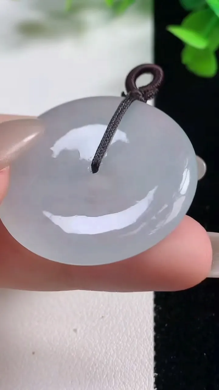 天然A货翡翠平安扣吊坠，尺寸35.8-4.8，重量:14.79g
10月27日