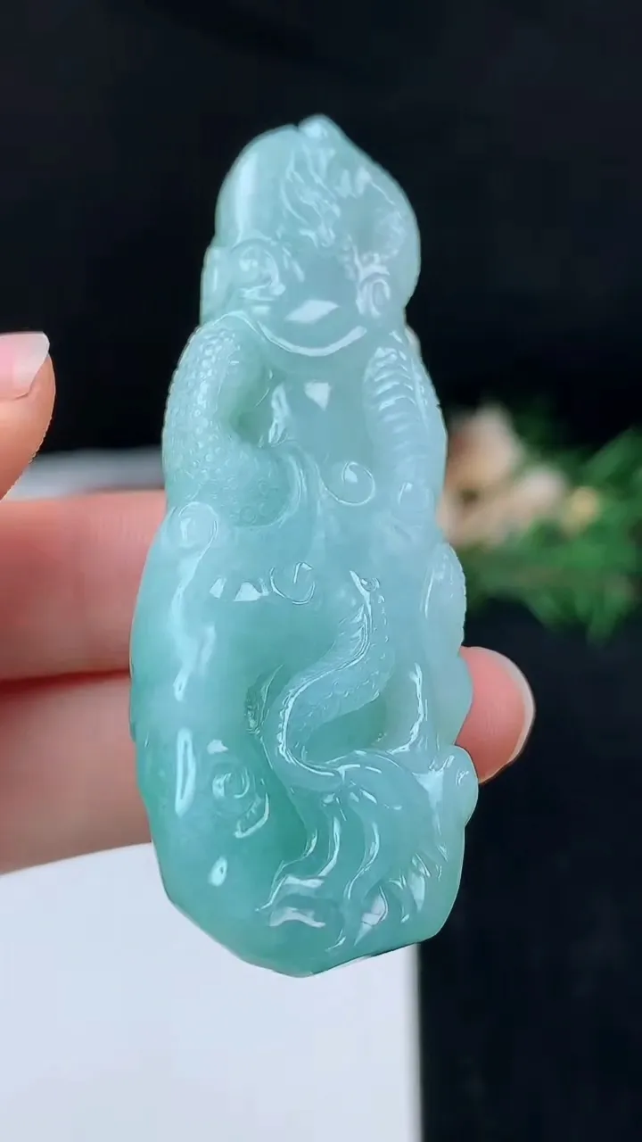 天然A货翡翠龙牌吊坠，尺寸66.9-23-13.6，重量:35.73g
10月27日