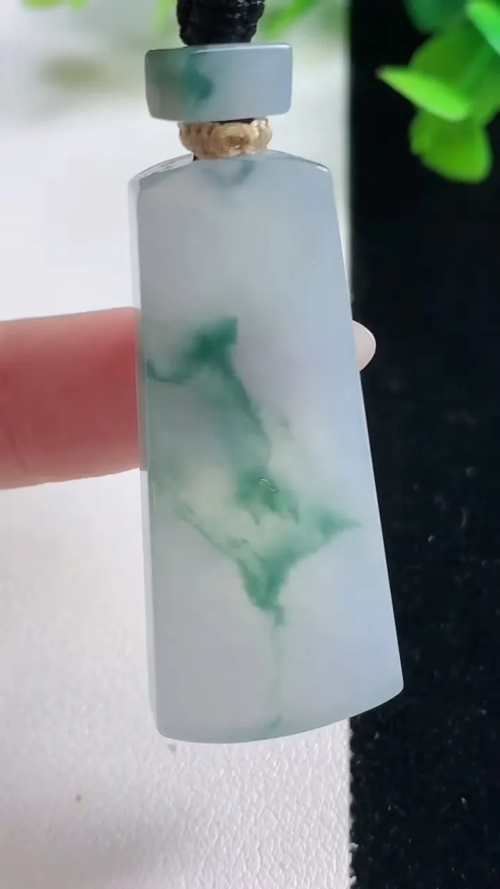 天然A货翡翠冰种飘花仿古无事牌吊坠，尺寸45-18.6-5.5，重量:17.39g
10月27日