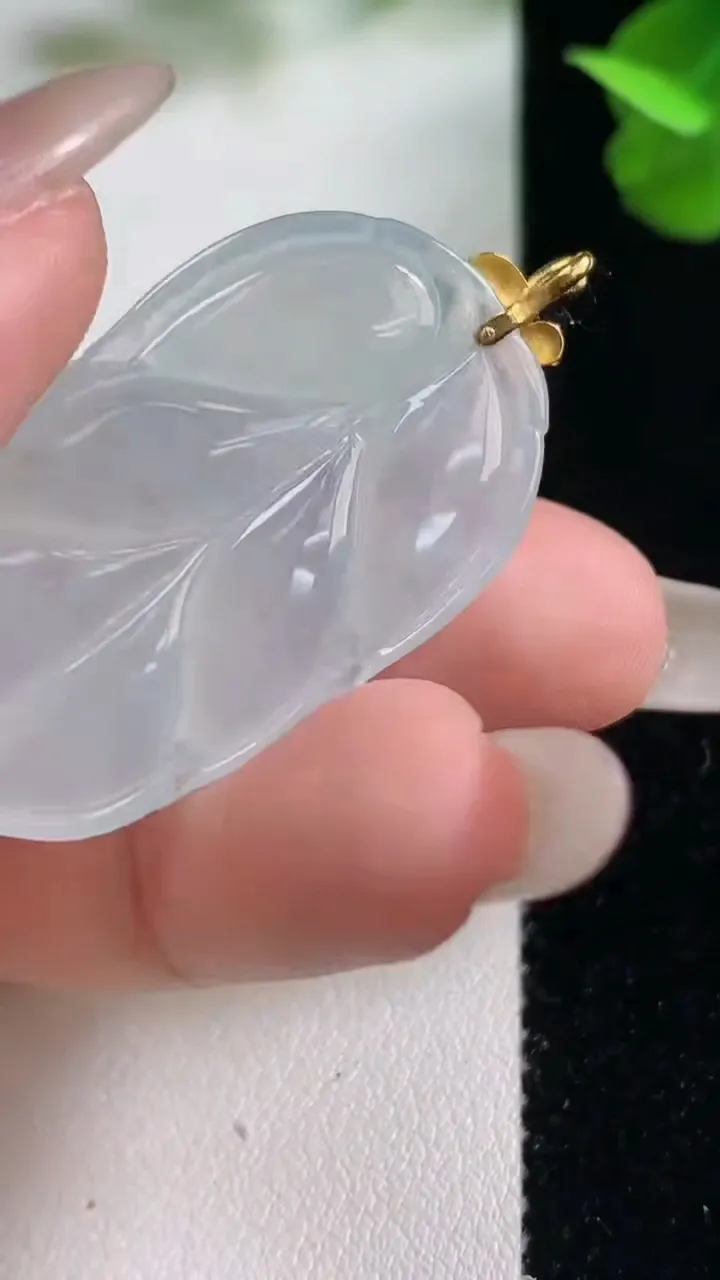 天然A货翡翠种白冰金枝玉叶 叶子吊坠，尺寸37.5-22-4.5，重量:7.71g
10月27日