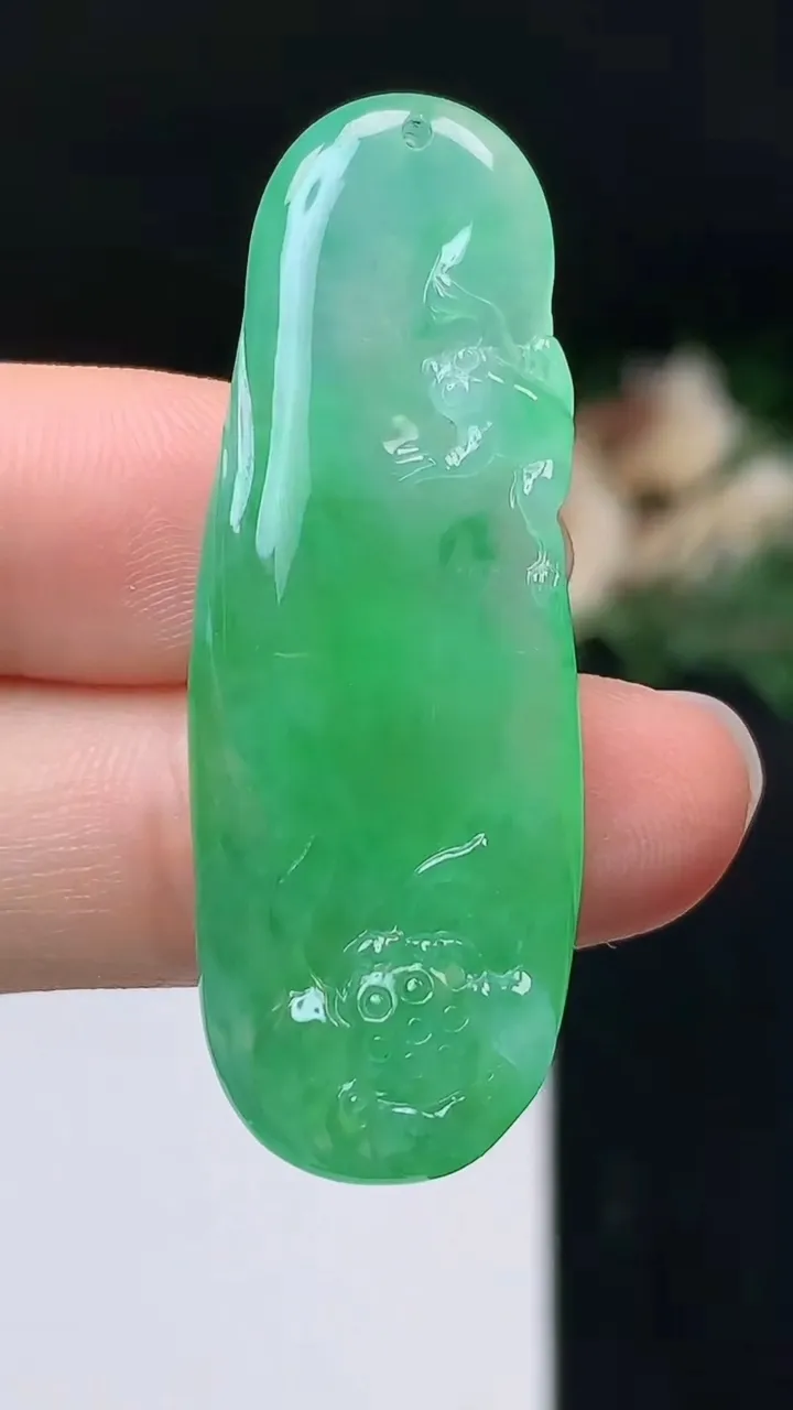 天然A货翡翠瓜瓜来财 和和美美吊坠，尺寸44.4-16-5.2，重量:8.00g
10月27日