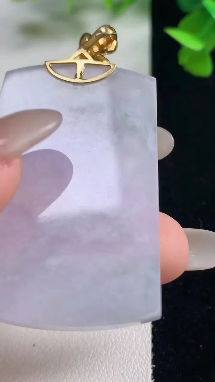 天然A货翡翠种紫罗兰无事牌吊坠，尺寸49.3-32.7-4.2，重量:20.35g
10月27日