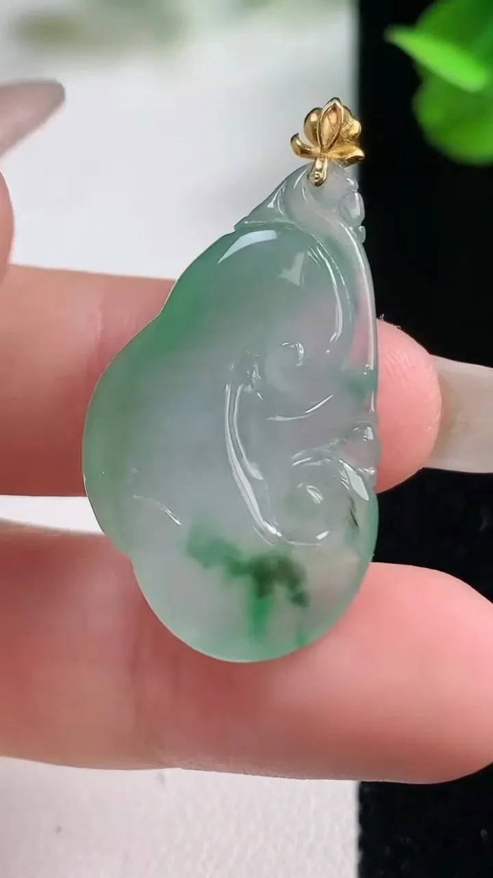 天然A货翡翠如意吊坠，尺寸30.5-19.3-5.6，重量:5.40g
10月27日