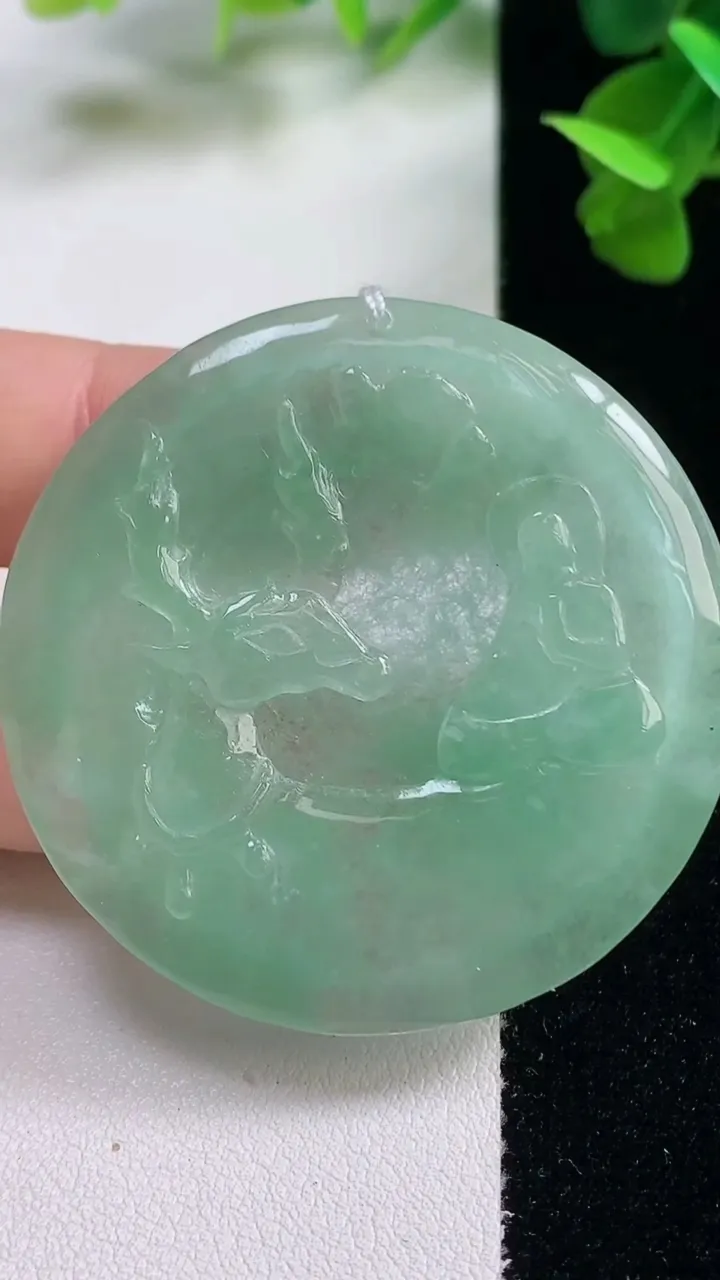 天然A货翡翠梅花鹿吊坠，尺寸46.6-4.7，重量:19.00g
10月27日