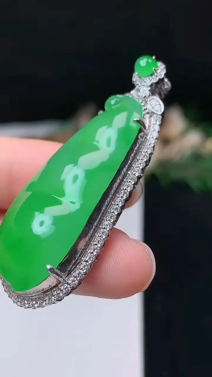 天然A货翡翠福豆吊坠，尺寸50.5-19-12，裸石39.3-16，重量:14.14g
10月27日