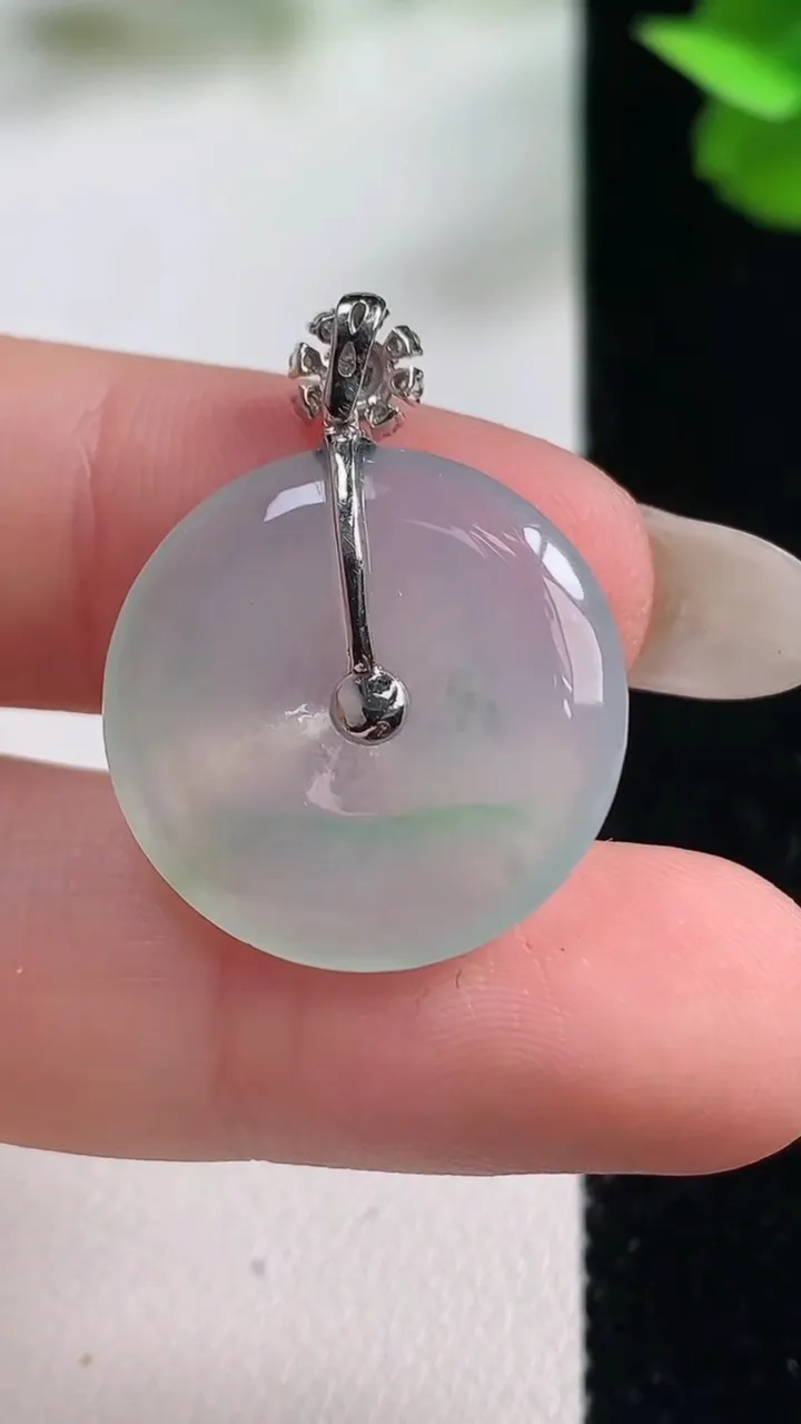 天然A货翡翠平安扣吊坠，尺寸20.5-3.4，重量:3.49g
10月27日