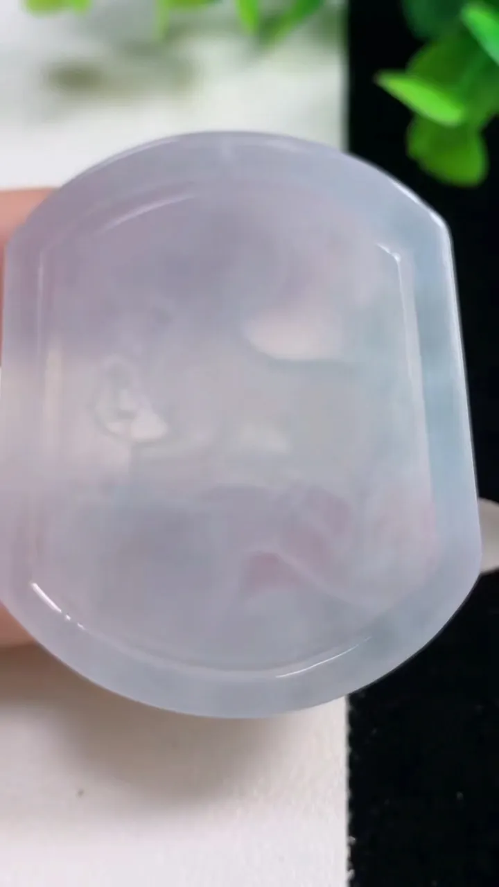 天然A货翡翠生肖羊吊坠，尺寸50-39.8-5.4，重量:24.77g
10月27日