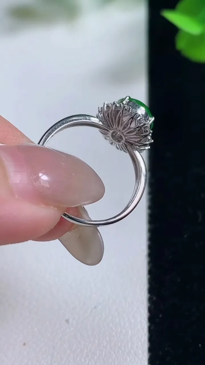 天然A货翡翠蛋面戒指，尺寸17-8.7-7.4-7.7，重量:2.38g2025年10月27日
工厂直销收藏佳品,种好水足，色泽均匀，有种有色，上手高大气！