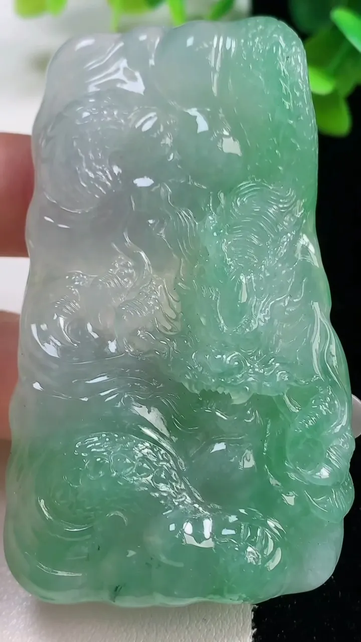 天然A货翡翠龙牌吊坠，尺寸69-40.8-9.5，重量:50.58g
10月27日