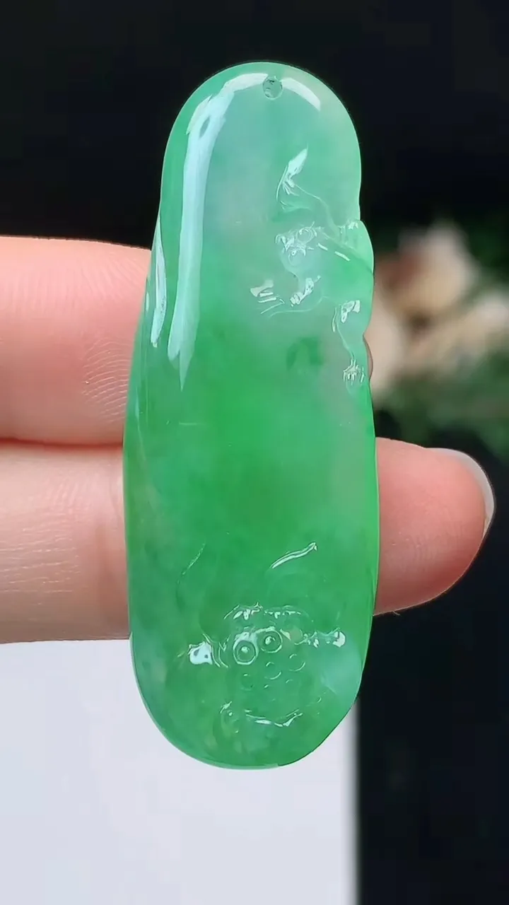 天然A货翡翠瓜瓜来财 和和美美吊坠，尺寸44.4-16-5.2，重量:8.00g
10月27日