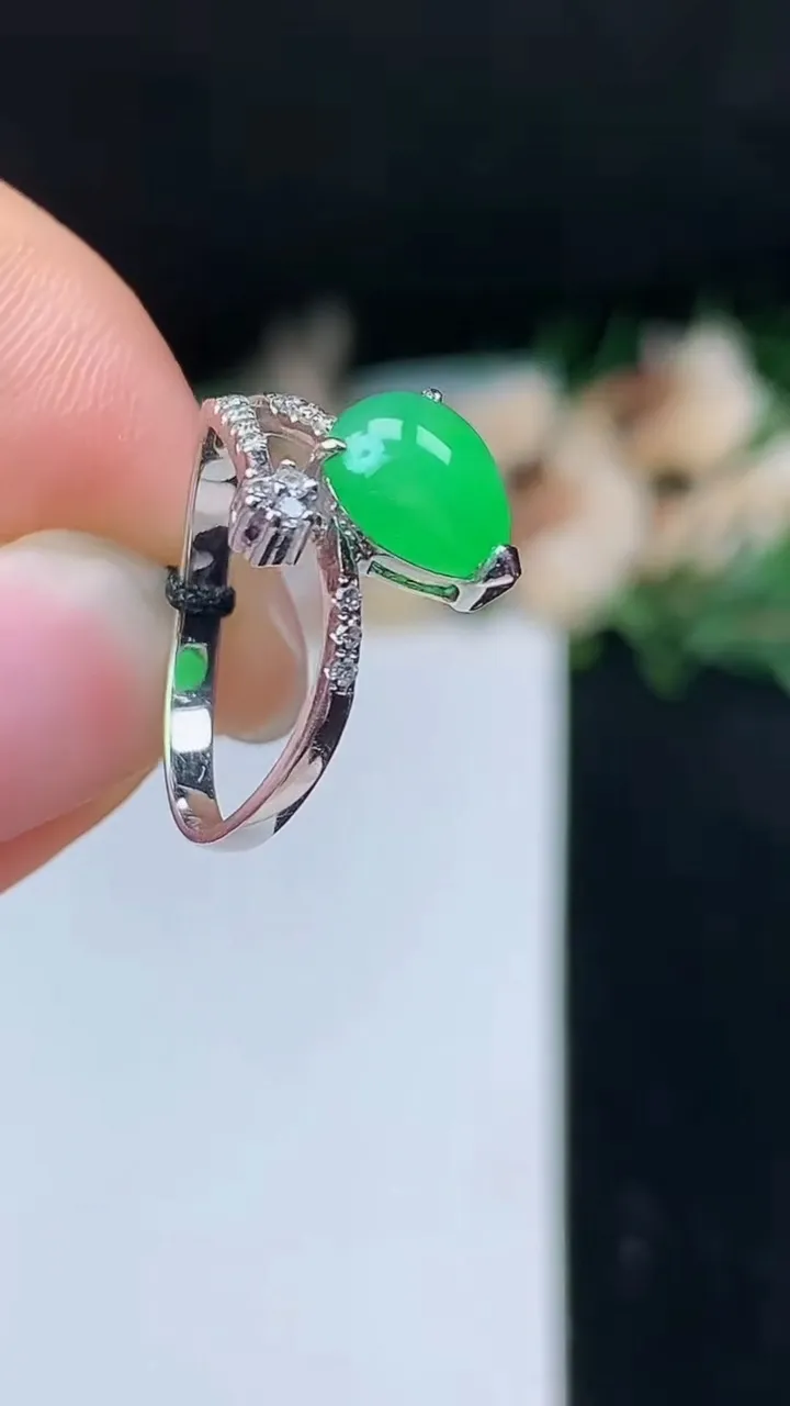 天然A货翡翠水滴戒指，尺寸15.7-7.3-6.8，重量:2.55g2025年10月27日
工厂直销收藏佳品,种好水足，色泽均匀，有种有色，上手高大气！