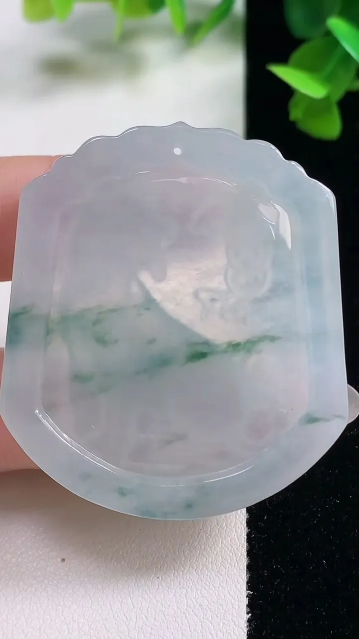 天然A货翡翠冰种飘花生肖狗吊坠，尺寸48.6-42.4-5.5，重量:24.82g
10月27日