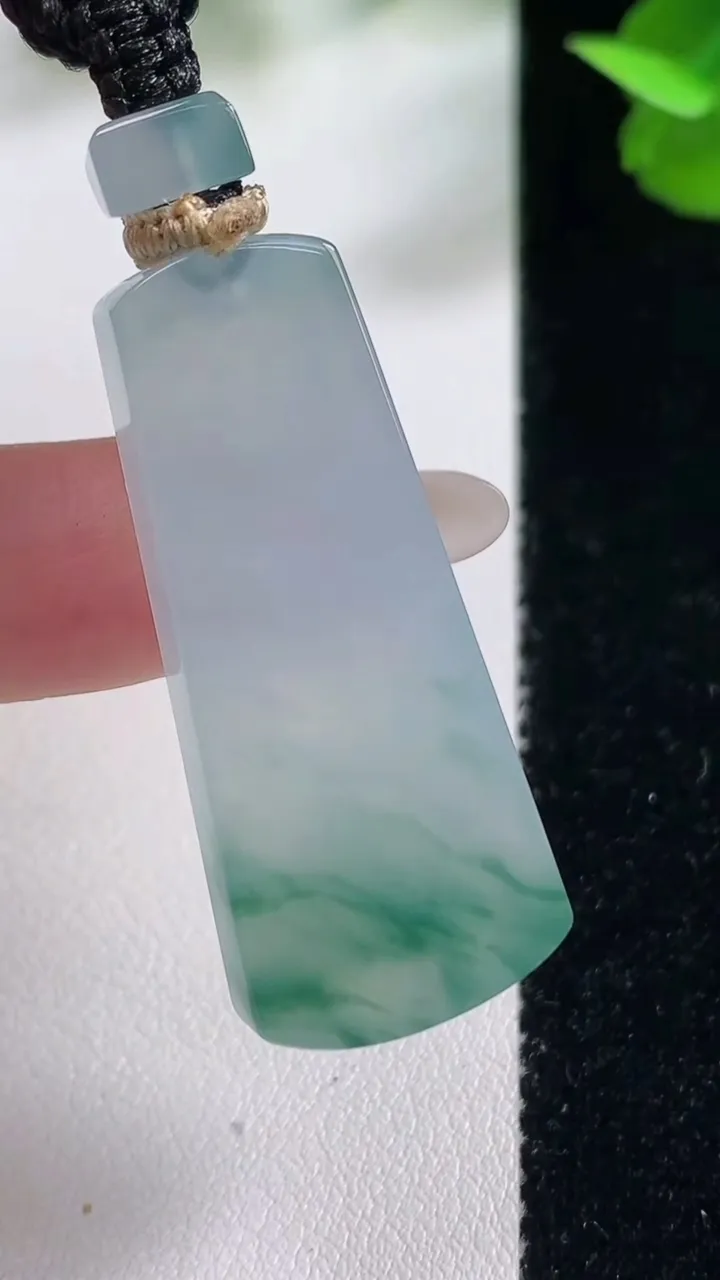 天然A货翡翠冰种飘花仿古无事牌吊坠，尺寸39.6-16.4-5.6，重量:14.15g
10月27日