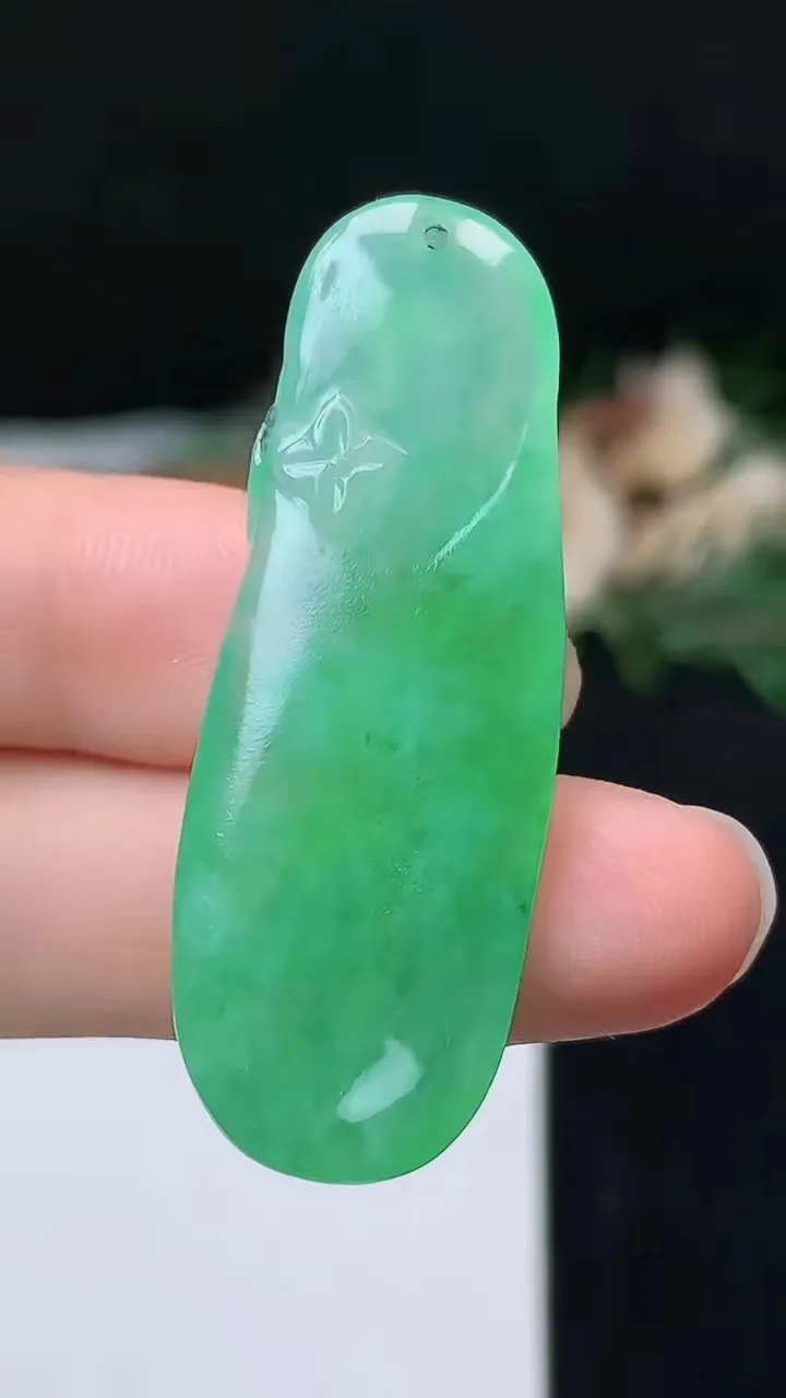 天然A货翡翠瓜瓜来财 和和美美吊坠，尺寸44.4-16-5.2，重量:8.00g
10月27日