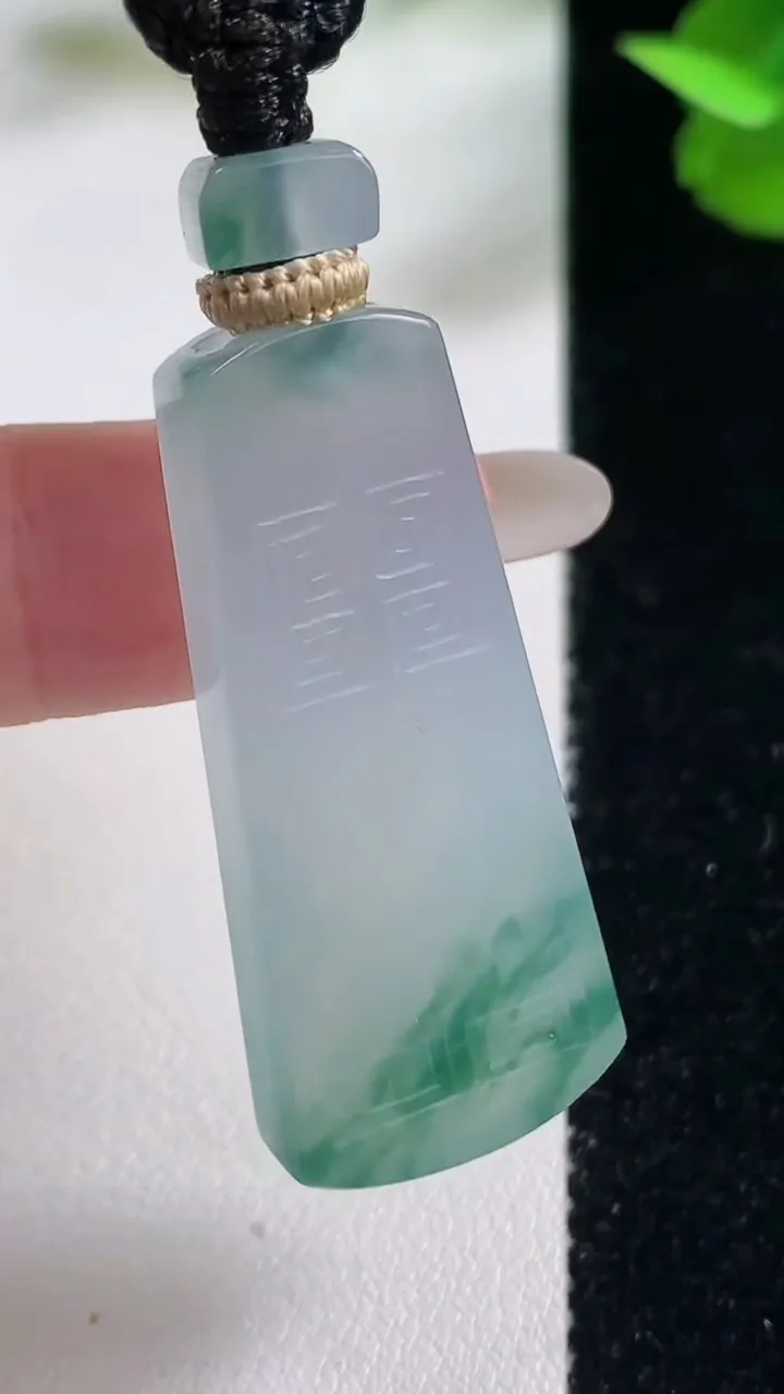 天然A货翡翠冰种飘花仿古无事牌吊坠，尺寸39.6-16.4-5.6，重量:14.15g
10月27日