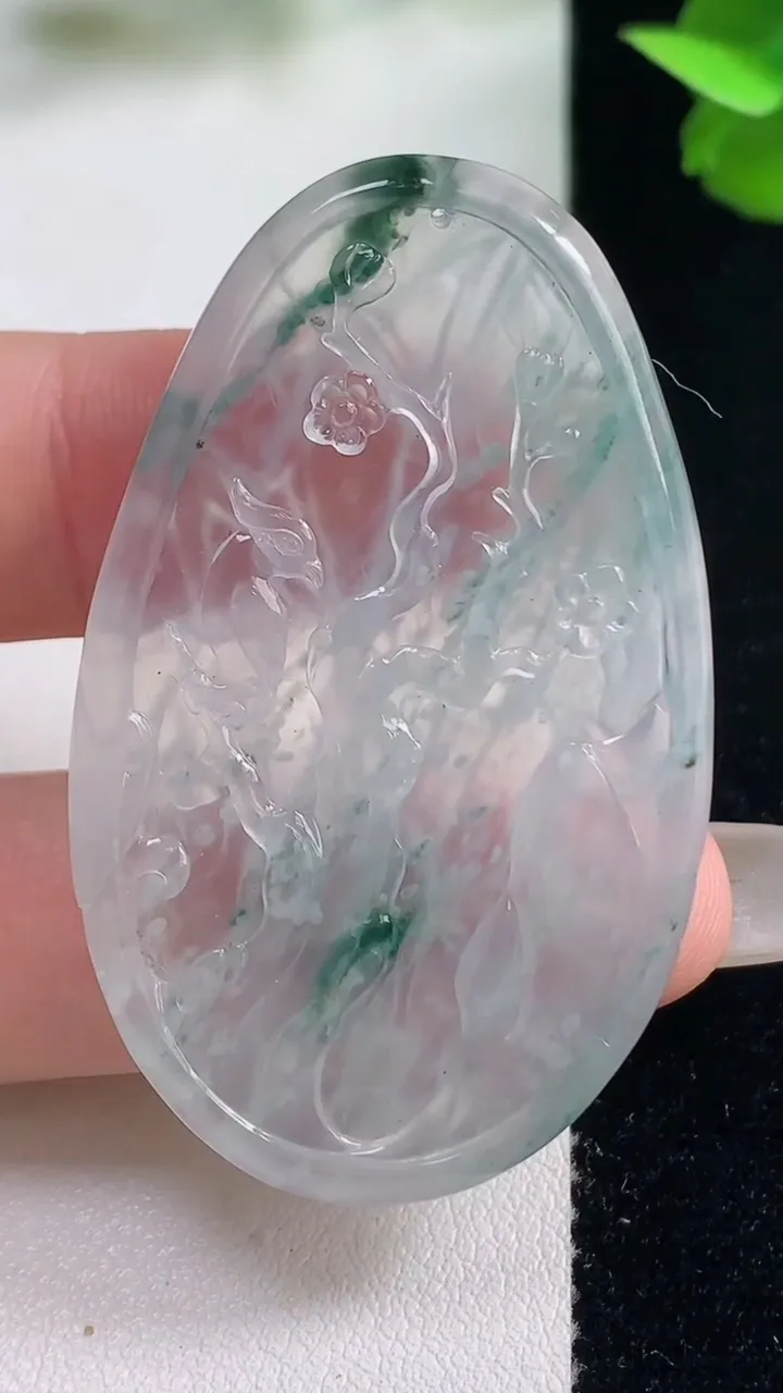 天然A货翡翠种飘花鸟语花香吊坠，尺寸49.2-30.6-4，重量:12.86g
10月27日