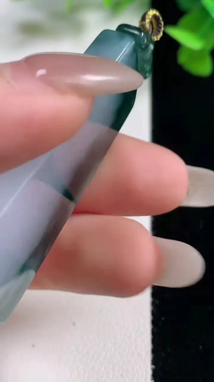 天然A货翡翠冰种飘花仿古无事牌吊坠，尺寸48.8-22-5.5，重量:18.22g
10月27日
